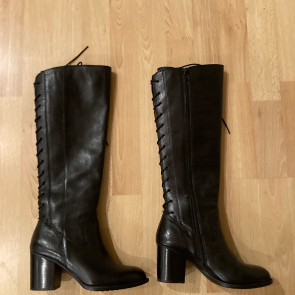 Women's Black Knee-High Boots - Picture 4 of 8